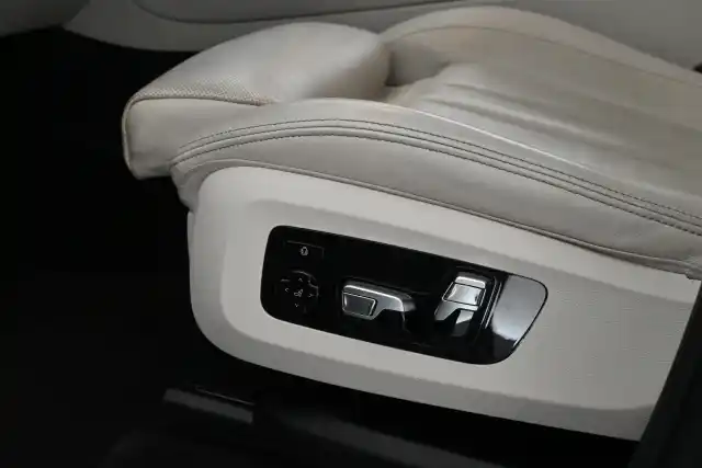 Sininen Maastoauto, BMW X5 – SON-581