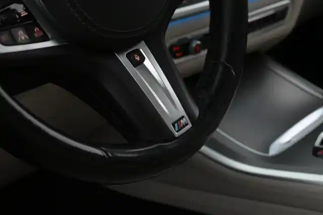 Sininen Maastoauto, BMW X5 – SON-581