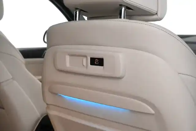 Sininen Maastoauto, BMW X5 – SON-581