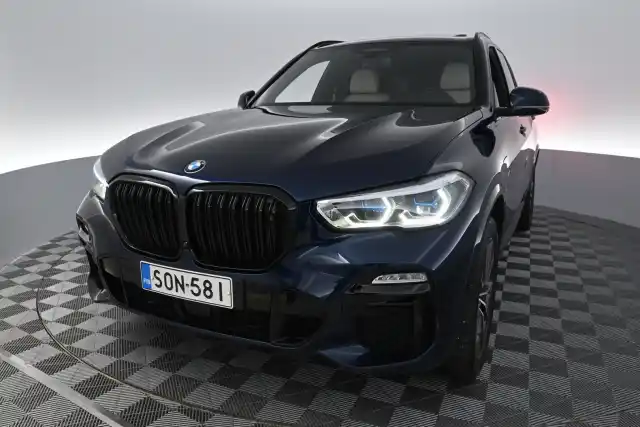 Sininen Maastoauto, BMW X5 – SON-581
