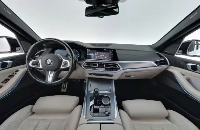 Sininen Maastoauto, BMW X5 – SON-581