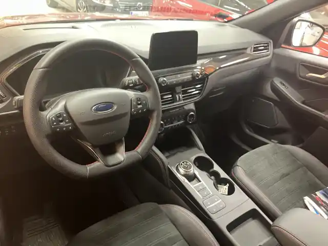 Punainen Maastoauto, Ford Kuga – SOU-104