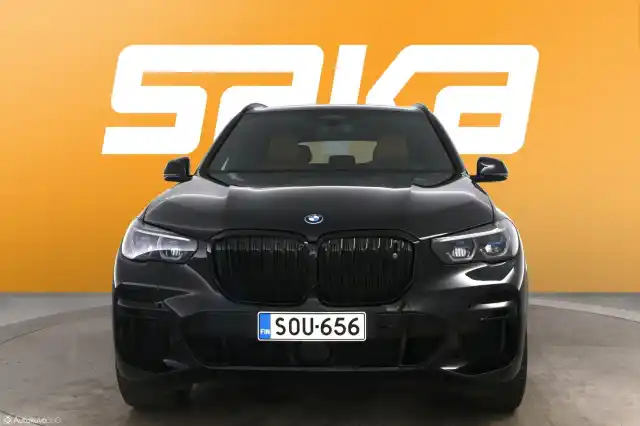 Musta Maastoauto, BMW X5 – SOU-656