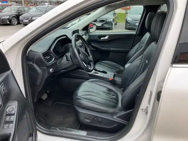 Valkoinen Maastoauto, Ford Kuga – SOU-907