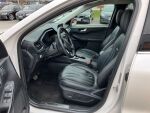 Valkoinen Maastoauto, Ford Kuga – SOU-907, kuva 3