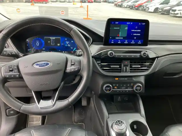 Valkoinen Maastoauto, Ford Kuga – SOU-907