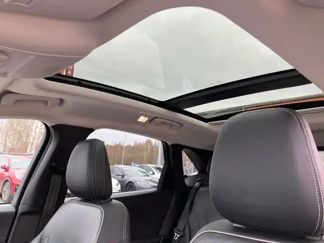 Valkoinen Maastoauto, Ford Kuga – SOU-907