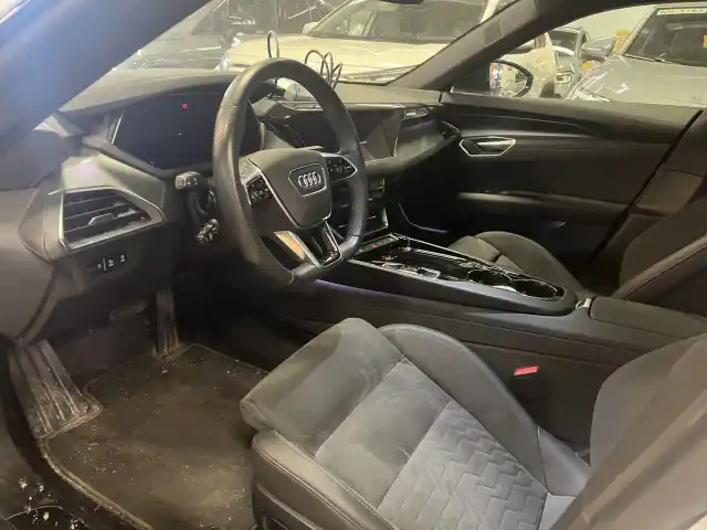 Valkoinen Coupe, Audi e-tron GT – SOX-260