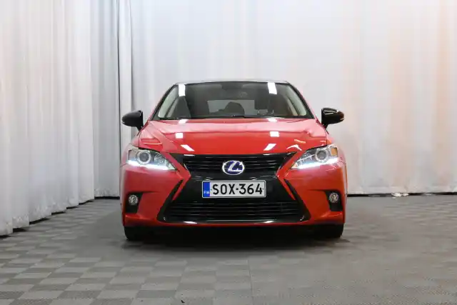 Punainen Viistoperä, Lexus CT – SOX-364