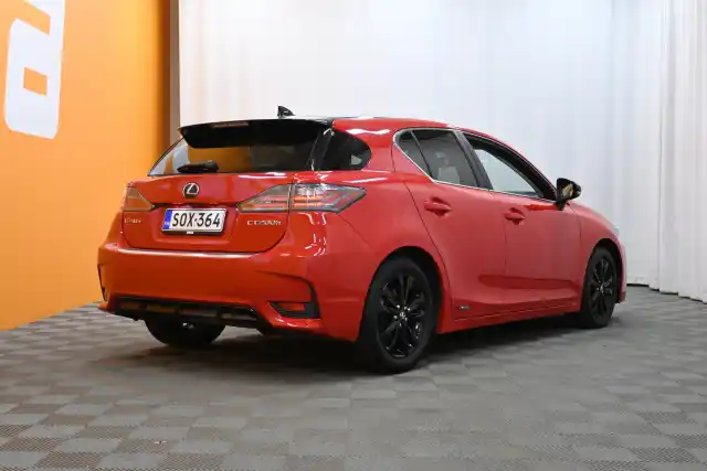 Punainen Viistoperä, Lexus CT – SOX-364