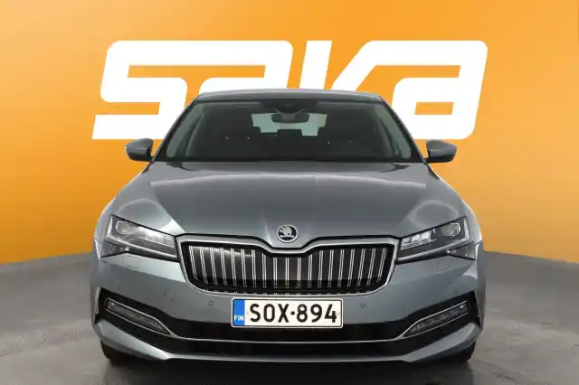 Harmaa Sedan, Skoda Superb – SOX-894