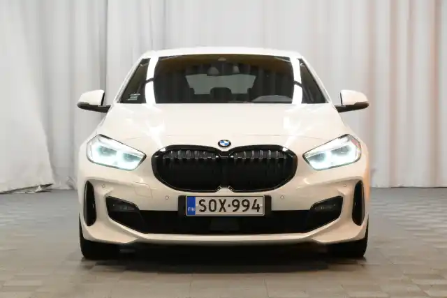 Valkoinen Viistoperä, BMW 118 – SOX-994