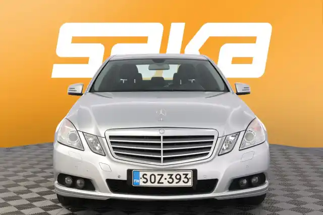 Harmaa Sedan, Mercedes-Benz E – SOZ-393