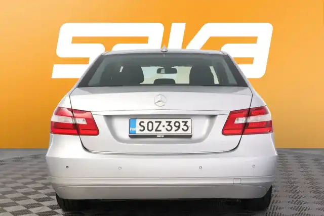 Harmaa Sedan, Mercedes-Benz E – SOZ-393