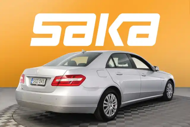 Harmaa Sedan, Mercedes-Benz E – SOZ-393