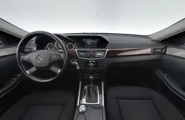 Harmaa Sedan, Mercedes-Benz E – SOZ-393