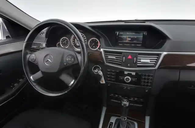 Harmaa Sedan, Mercedes-Benz E – SOZ-393