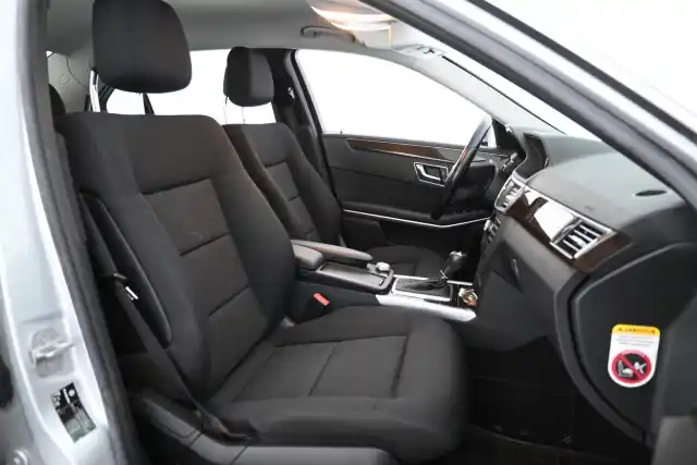 Harmaa Sedan, Mercedes-Benz E – SOZ-393