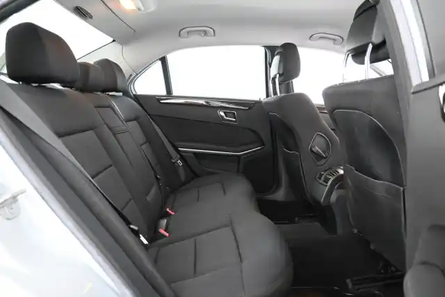 Harmaa Sedan, Mercedes-Benz E – SOZ-393