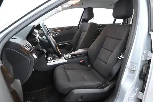 Harmaa Sedan, Mercedes-Benz E – SOZ-393