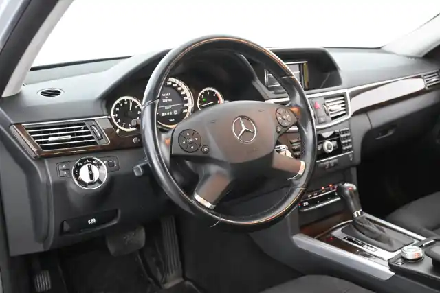 Harmaa Sedan, Mercedes-Benz E – SOZ-393