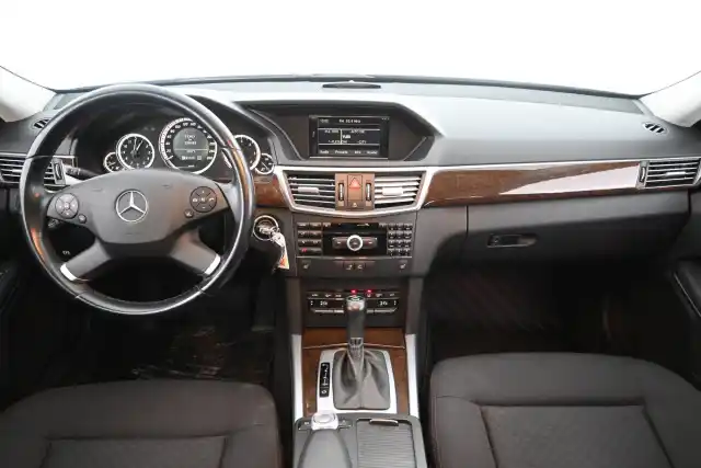 Harmaa Sedan, Mercedes-Benz E – SOZ-393