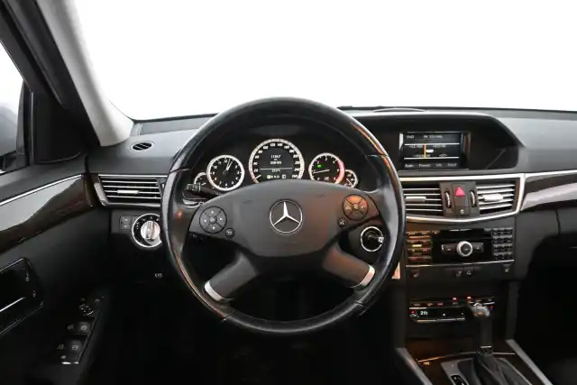 Harmaa Sedan, Mercedes-Benz E – SOZ-393