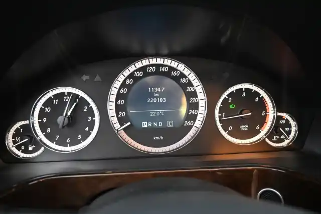 Harmaa Sedan, Mercedes-Benz E – SOZ-393