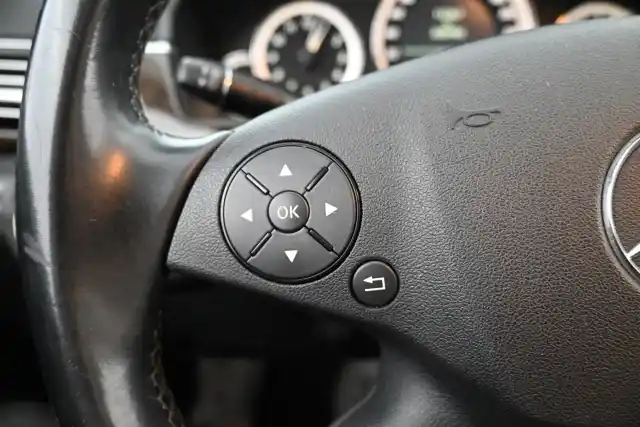 Harmaa Sedan, Mercedes-Benz E – SOZ-393