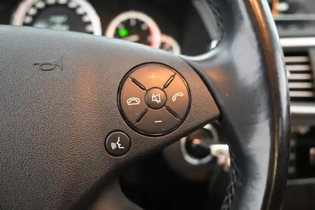 Harmaa Sedan, Mercedes-Benz E – SOZ-393