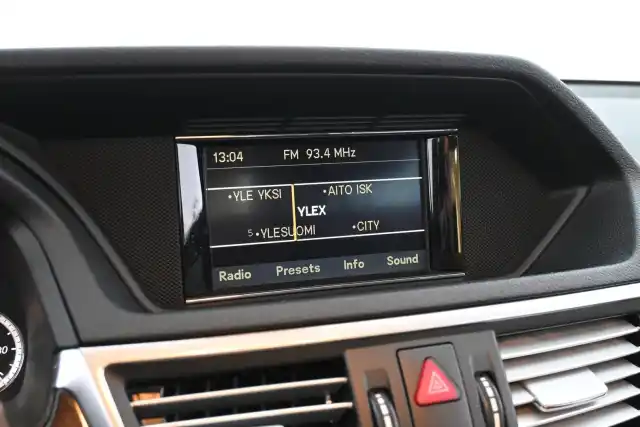 Harmaa Sedan, Mercedes-Benz E – SOZ-393