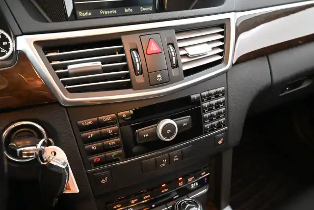 Harmaa Sedan, Mercedes-Benz E – SOZ-393