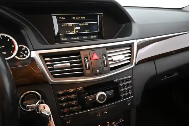 Harmaa Sedan, Mercedes-Benz E – SOZ-393