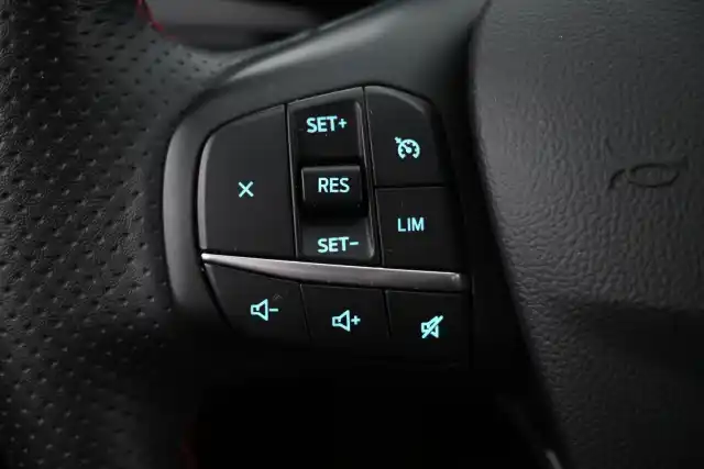 Valkoinen Maastoauto, Ford Kuga – SPA-350