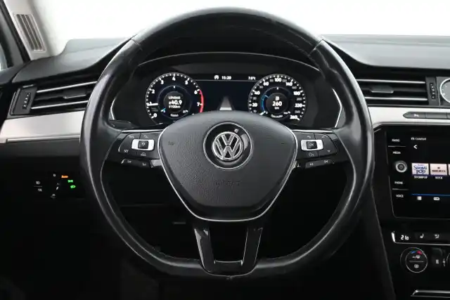 Valkoinen Farmari, Volkswagen Passat – SPA-455