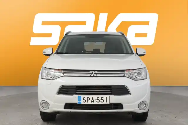 Valkoinen Maastoauto, Mitsubishi OUTLANDER PHEV – SPA-551