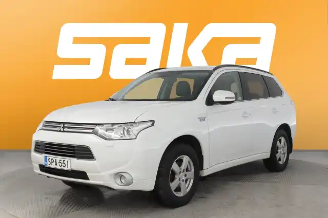 Valkoinen Maastoauto, Mitsubishi OUTLANDER PHEV – SPA-551