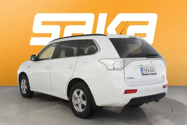 Valkoinen Maastoauto, Mitsubishi OUTLANDER PHEV – SPA-551