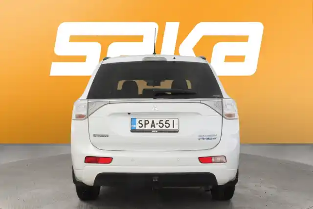 Valkoinen Maastoauto, Mitsubishi OUTLANDER PHEV – SPA-551