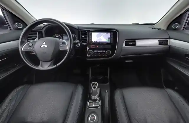 Valkoinen Maastoauto, Mitsubishi OUTLANDER PHEV – SPA-551