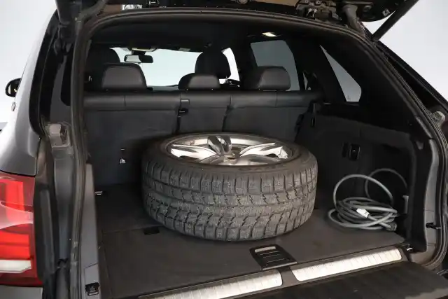Musta Maastoauto, BMW X5 – SPE-602
