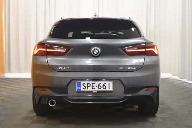 Harmaa Maastoauto, BMW X2 – SPE-661