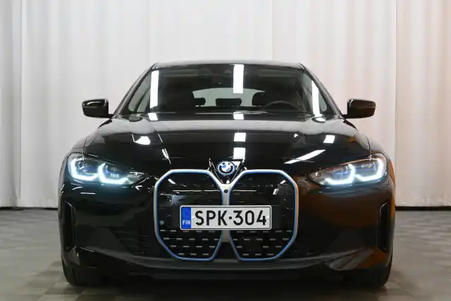 Musta Sedan, BMW i4 – SPK-304