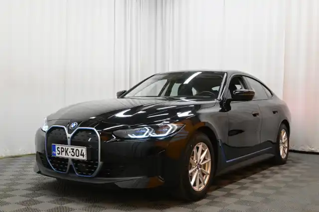 Musta Sedan, BMW i4 – SPK-304