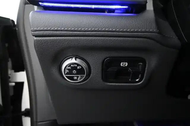 Valkoinen Sedan, Mercedes-Benz EQE – SPN-825