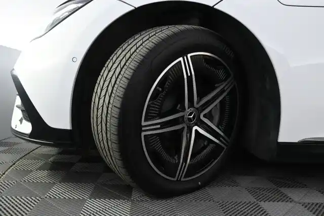 Valkoinen Sedan, Mercedes-Benz EQE – SPN-825