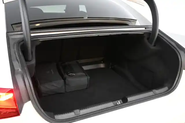 Valkoinen Sedan, Mercedes-Benz EQE – SPN-825