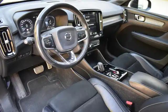 Musta Maastoauto, Volvo XC40 – SPP-613