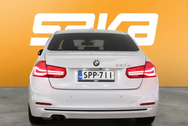 Valkoinen Sedan, BMW 330 – SPP-711