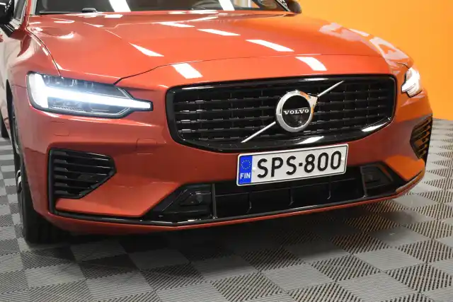 Punainen Farmari, Volvo V60 – SPS-800